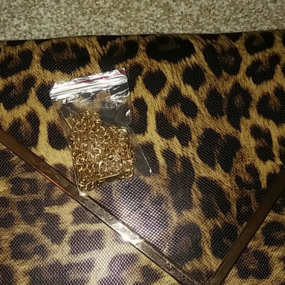 Leopard Print Clutch - Picture 3 of 4